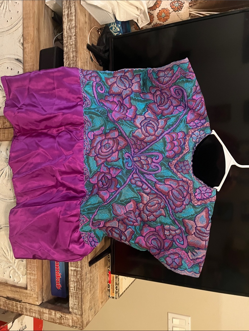 Wide top, embroidered